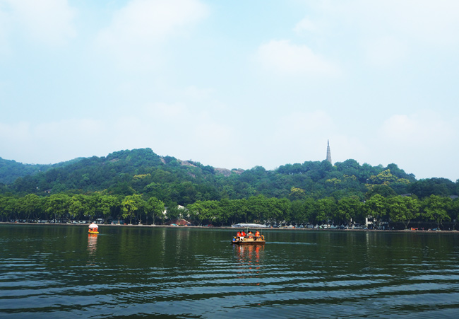 Leisure Boating on Hangzhou West Lake