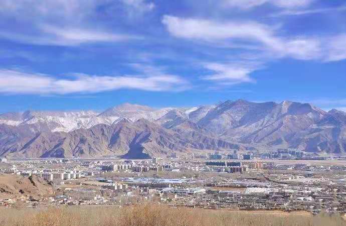 View whole city from the top of Drepung Monastery.