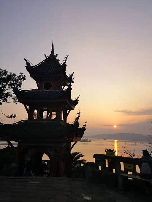 I was so lucky to see the sunset over the top of Shibaozhai Pagoda. 