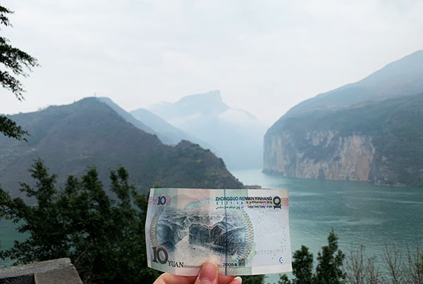 Qutang Gorge on 10 Yuan Banknote